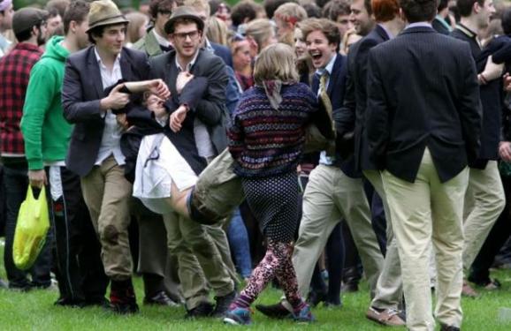 ��ǧ����ѧ����԰���ѿ� Ů���ñ����׺Ⱦ�