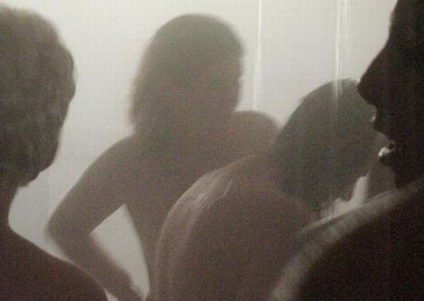 ���򣺾�ͷ�µ����Ů���˼������ͼ��