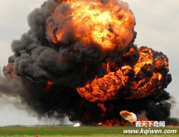 ץ�ļ��ô�F-18ս��׹�ٴ�ը ����Ա��������˲��(��ͼ)